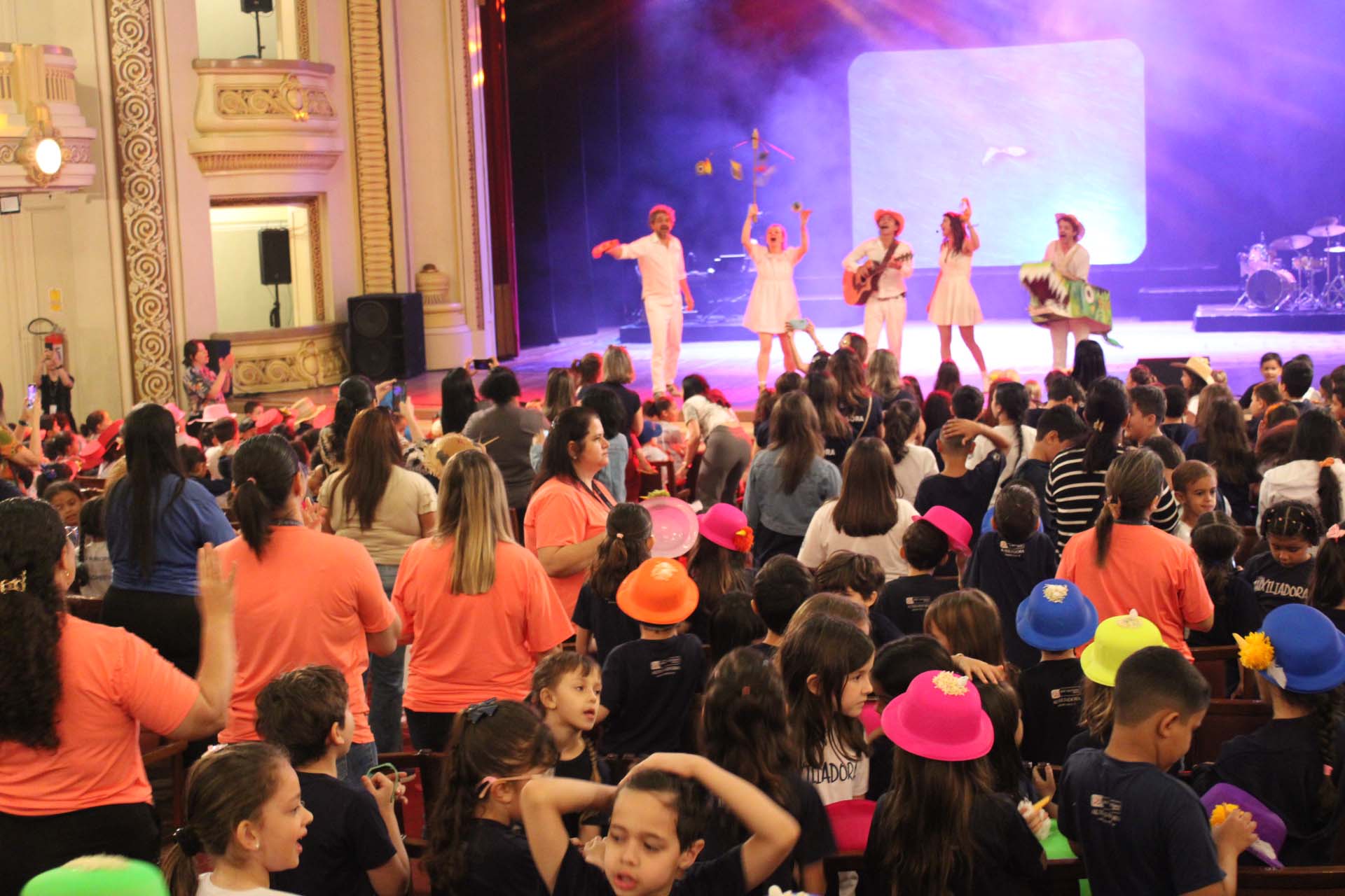 Crianças do Colégio Auxiliadora vivenciam a poesia de Manoel de Barros no Theatro Pedro II